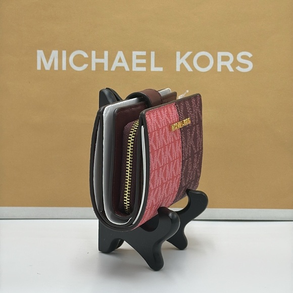 Michael Kors Jet Set Medium Two-Tone
Logo Wallet
Wallet
Color: Oxblood Multi - Picture 3 of 13